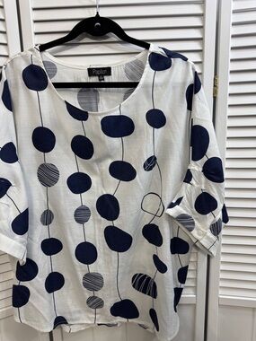 Papillon Blanc White and Navy Polka-Dot Relaxed Scoop Neck Tunic